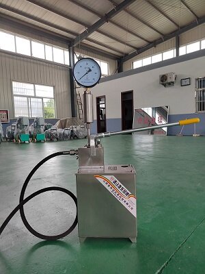 山西晋芮试压泵：为客户非标定制不锈钢手动试压泵